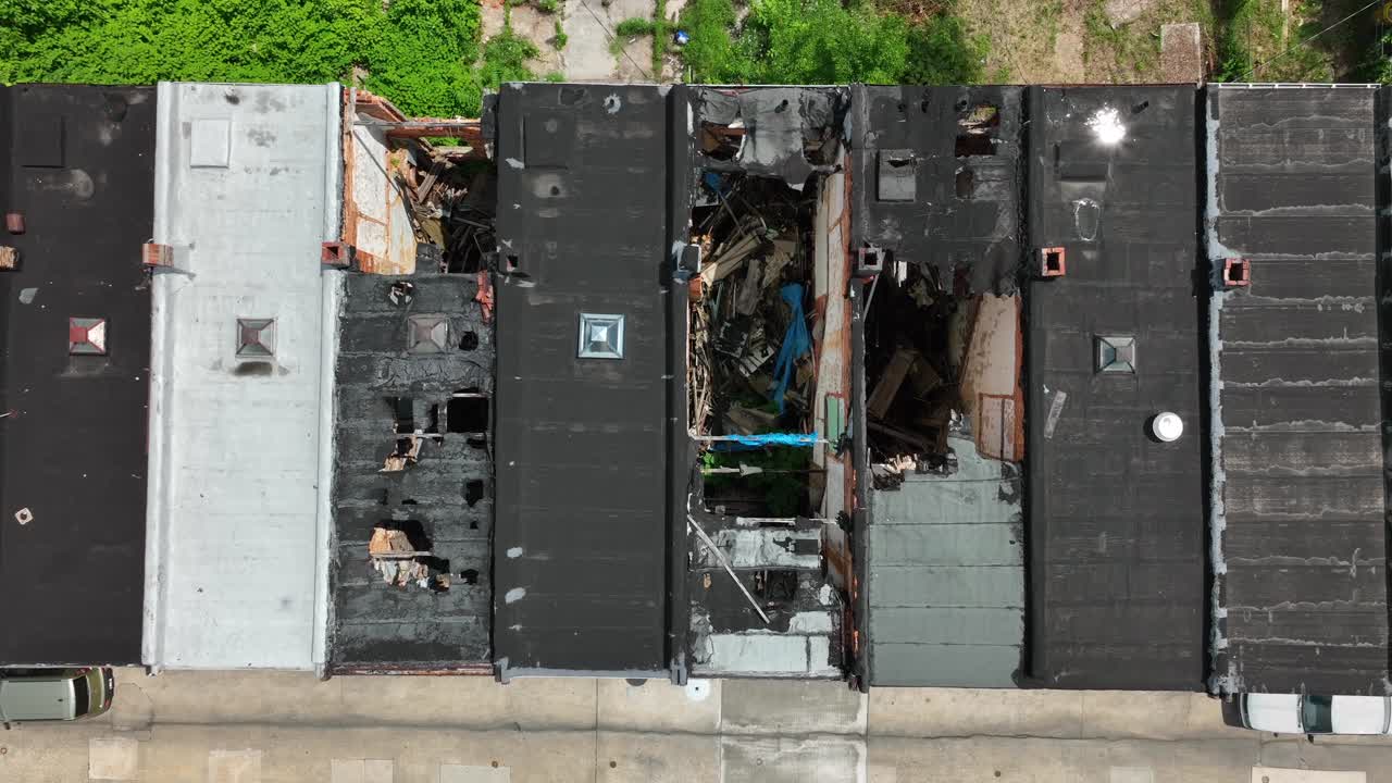 미국 도심에서 손상되고 파손된 주택