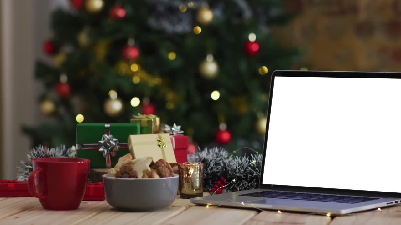 computadora portátil con espacio de copia en la pantalla, con decoraciones de navidad y árbol