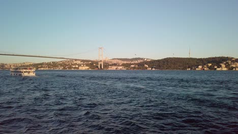 por la noche, una vista hipnótica del continente asiático de estambul desde un ferry en el bósforo es capturada