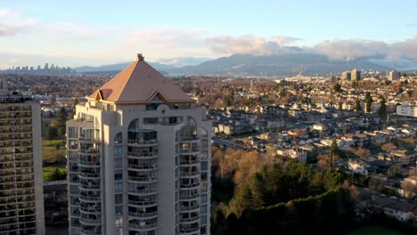 drone asciende sobre edificios contemporáneos de gran altura en el barrio de brentwood en burnaby, canadá