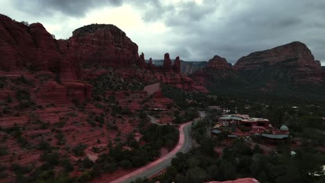 Pueblo-Y-Montañas-De-Roca-Roja-En-Sedona,-Arizona---Toma-Aérea