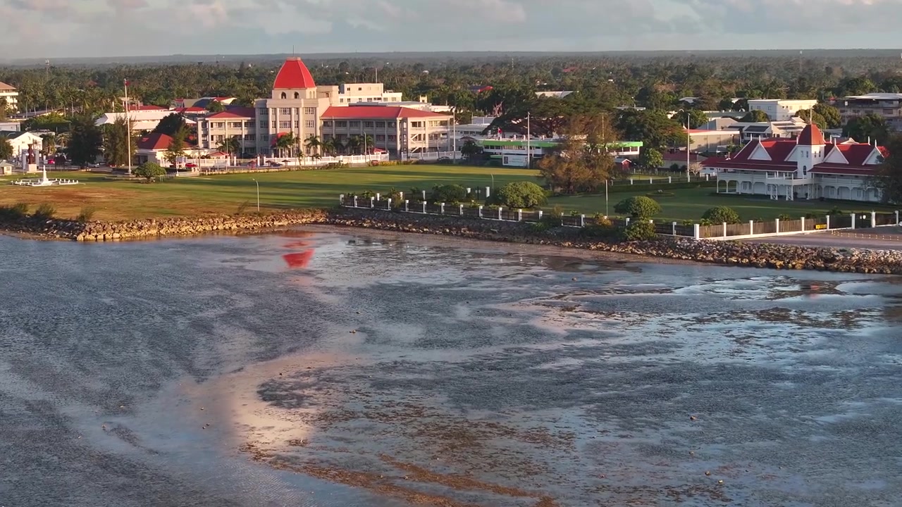 Drone lentää kohti Kuninkaallista palatsia ja parlamenttitaloa Nuku'Alofan kaupungissa, Tongan kuningaskunnassa, Tyynenmeren saarilla.