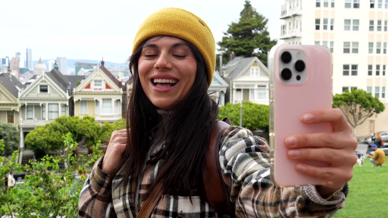 Jovem mulher feliz tirando selfies com o celular nas Painted Ladies
