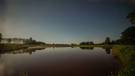 Toma-De-Lapso-De-Tiempo-De-La-Brillante-Iluminación-De-La-Luna-En-El-Lago-Natural-En-La-Naturaleza