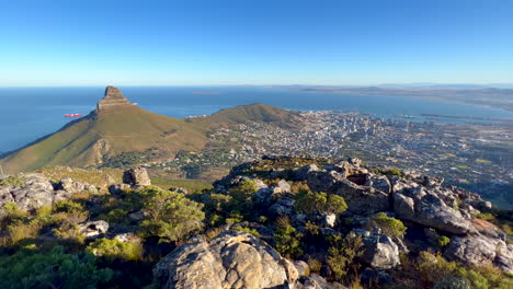 Spitze-Der-Welt-Tafelberg-Kapstadt-Südafrika-Gondel-Atemberaubende-Epische-Morgenansicht-Innenstadt-Löwenkopf-Wanderung-Fitnessübung-üppiger-Frühling-Sommer-Gras-Blumen-Schwenk-Nach-Links