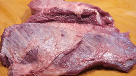 cortes de carne cruda en una tabla de cortar de madera