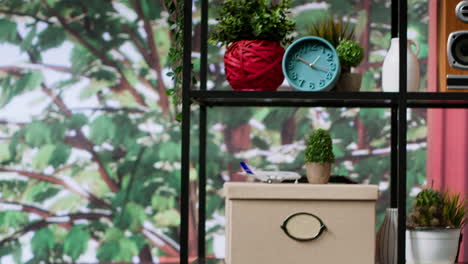 elegante habitación vacía cuenta con sillas verdes modernas y mesa de madera en el área de salón