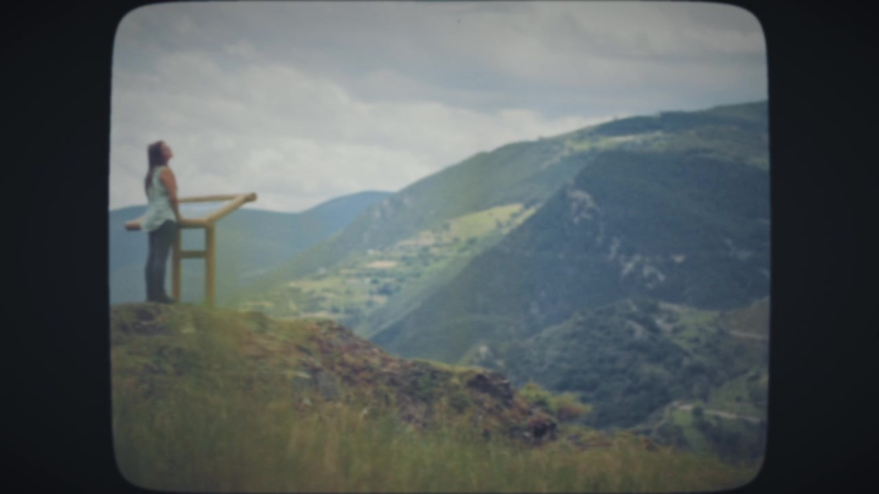 Mulher apreciando paisagem de montanha verde
