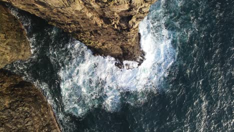 Statische-Drohnenaufnahmen-Von-Oben-Nach-Unten-Einer-Sehr-Steilen-Klippe-Auf-Der-Insel-Vagar-Auf-Den-Färöer-Inseln