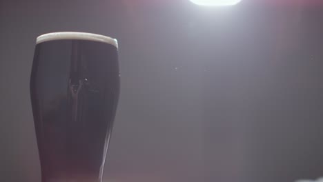 cerca de una pinta de cerveza negra irlandesa en vidrio para celebrar el día 14 de san patricio