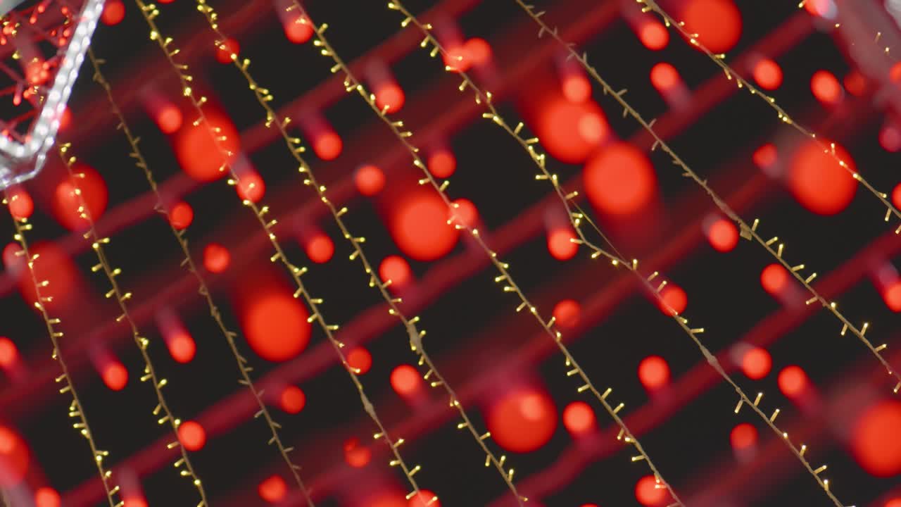 노란색과 빨간색의 색조로 빛나는 밝은 장식 조명