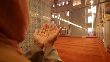 muslim woman praying in a mosque