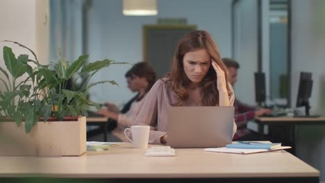 Mujer-De-Negocios-Leyendo-Malas-Noticias-En-Una-Computadora-Portátil-En-La-Oficina