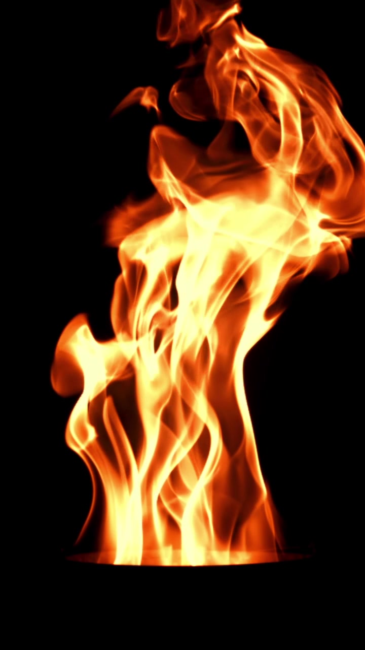 Fiamme di fuoco dinamiche su uno sfondo nero scuro
