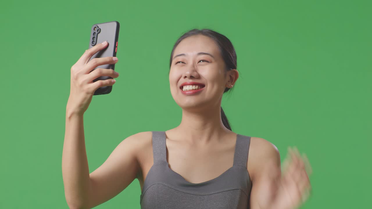 스마트폰으로 셀피를 찍는 여자