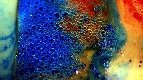 burbujas abstractas de colores con tinta en agua de aceite