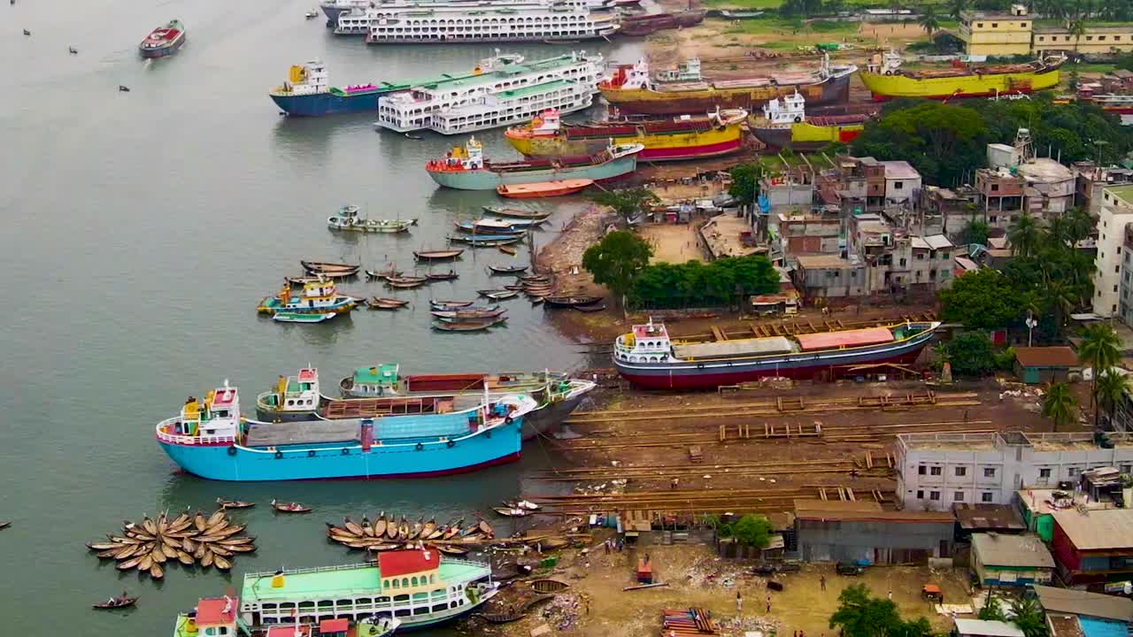 Varietà di navi e altre imbarcazioni in deposito e in attesa di manutenzione
