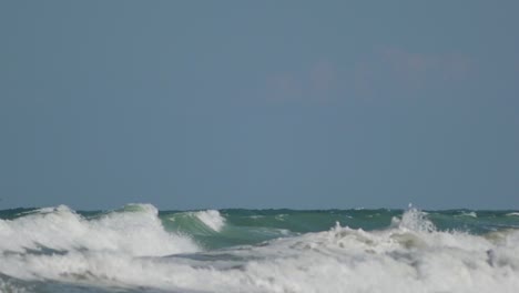 Unruhiges-Meer.-Weiße-Wellen-Brechen.-Nahaufnahme.-Horizont