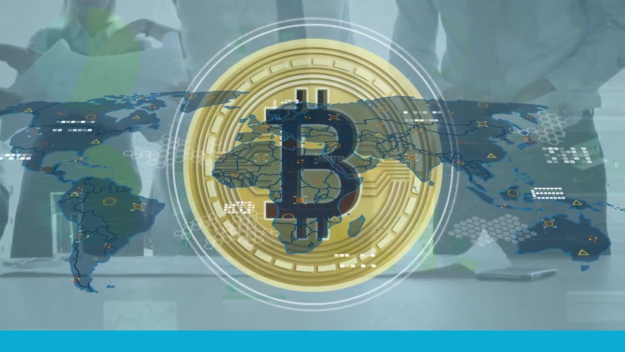 animación del mapa del mundo y bitcoins sobre ingenieros caucásicos masculinos en la oficina