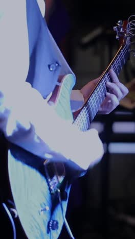 gitarzysta występujący na żywo na scenie
