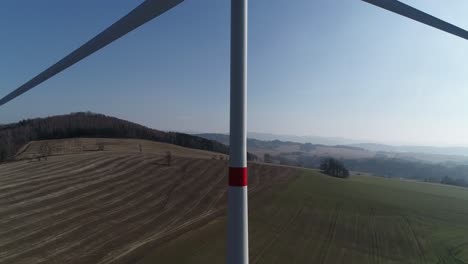 Detalle-De-La-Turbina-Del-Molino-De-Viento---Tiro-Lento-De-Abajo-Hacia-Arriba