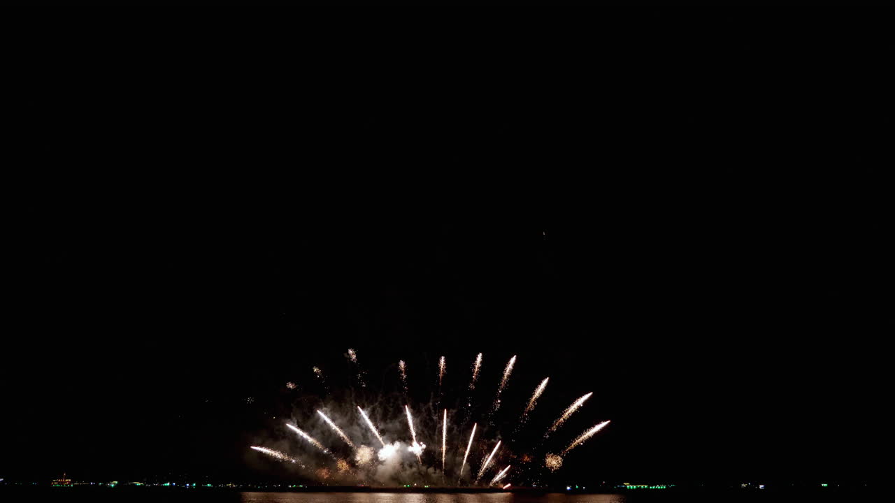 deslumbrante exhibición pirotécnica para el festival internacional de fuegos artificiales de pattaya 2023, celebrado en la provincia de chonburi en tailandia
