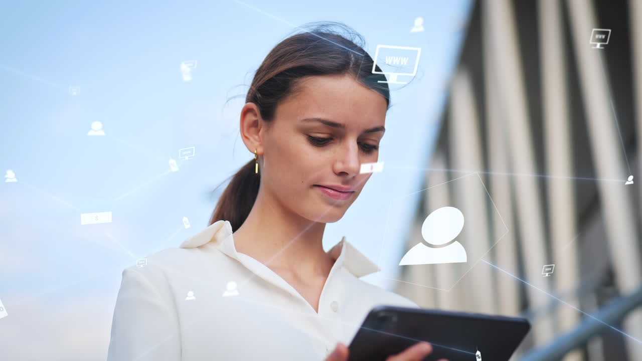 mujer de negocios de carrera que trabaja afuera en una tableta rodeada de redes digitales de la industria financiera