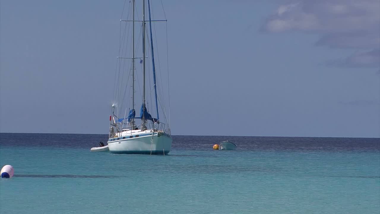 velero en las aguas turquesas de la isla grand turk, islas turcas y caicos
