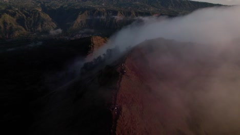 Vista-Superior-De-Las-Rutas-De-Senderismo-Del-Monte-Batur-Durante-El-Amanecer-Cerca-De-Bangli,-Bali,-Indonesia