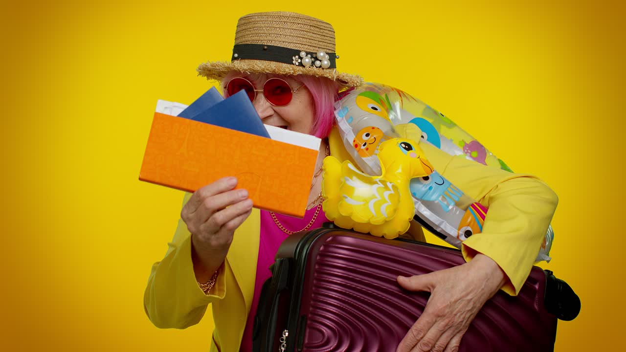 viajero turista mujer anciana abuela con equipaje celebrando, viaje de vacaciones de verano, concepto de viaje