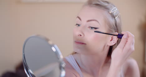 Frau-Beim-Schminken-Von-Wimpern-Mit-Mascara-9