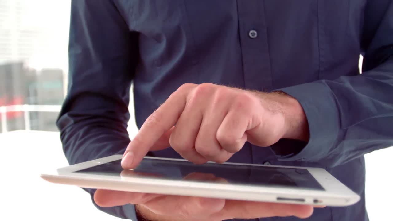 счастливый хипстер, использующий цифровой планшет