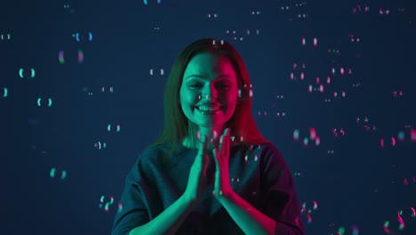 mujer jugando con burbujas a la luz de neón
