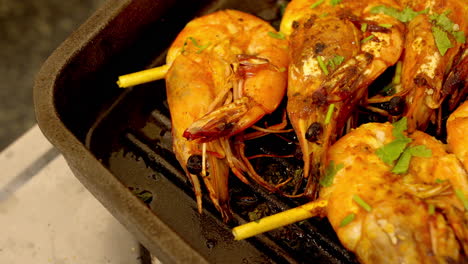 camarones a la parrilla en pinchos