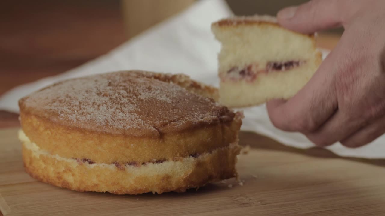 빅토리아 스펀지 케이크를 자르고 서빙하는 모습