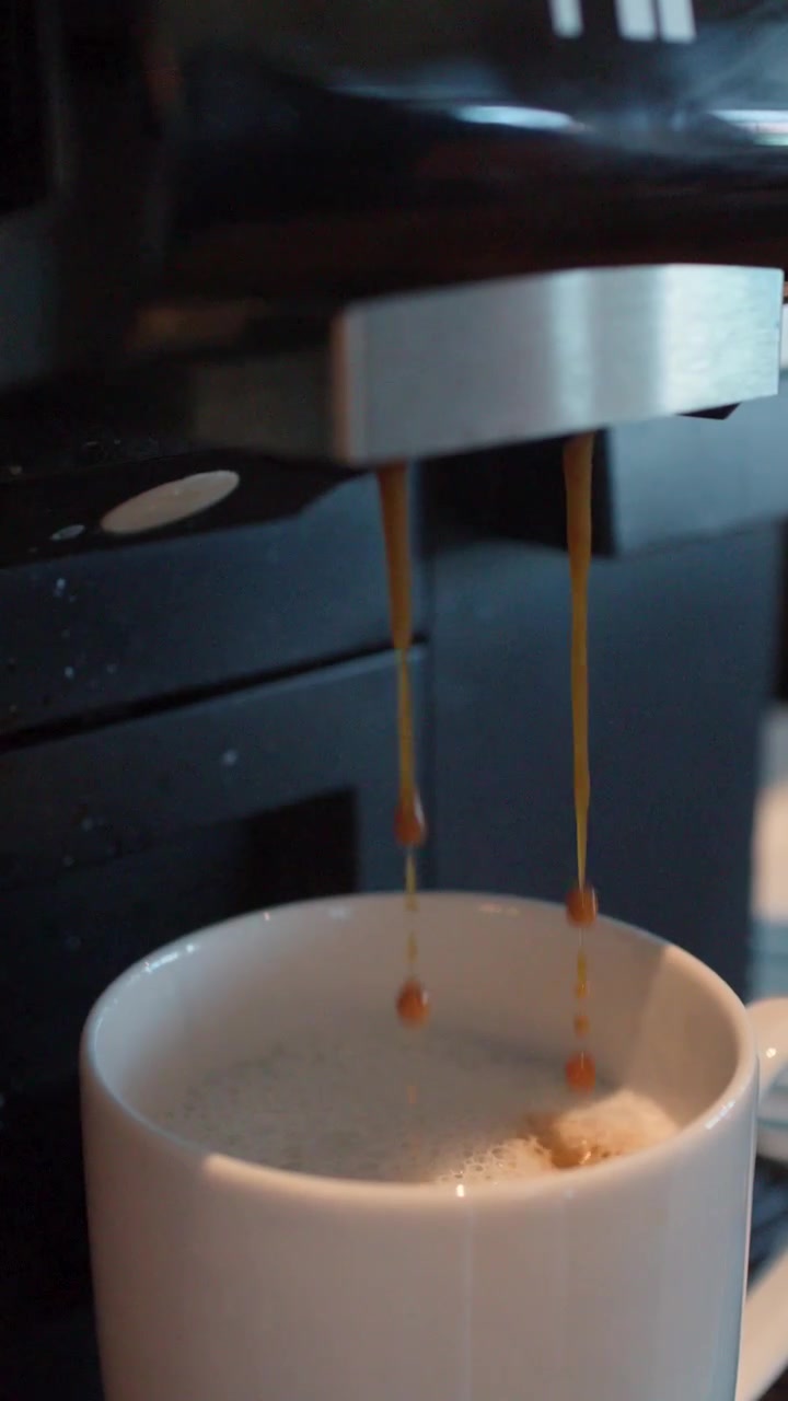 Primo piano di caffè fresco versato in una tazza bianca