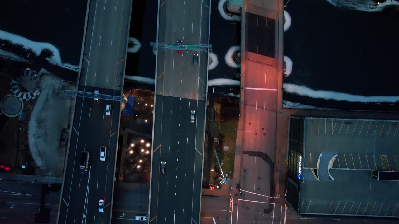 кинематографический аэрофотоснимок сверху вниз с автомобилями, едущими по шоссе в милуоки, штат висконсин, сша, раннее утро