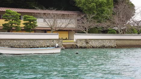 Barcos-En-El-Puerto-Alrededor-De-La-Isla-Mikimoto-Pearl-En-La-Bahía-De-Toba,-Mie-Japón