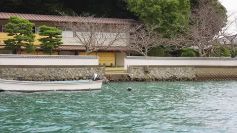 barcos en el puerto alrededor de la isla de las perlas de mikimoto en la bahía de toba, mie, japón