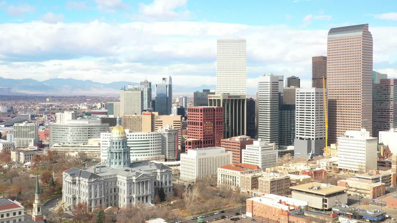 Campidoglio dello stato del Colorado con lo skyline di Denver, drone in discesa