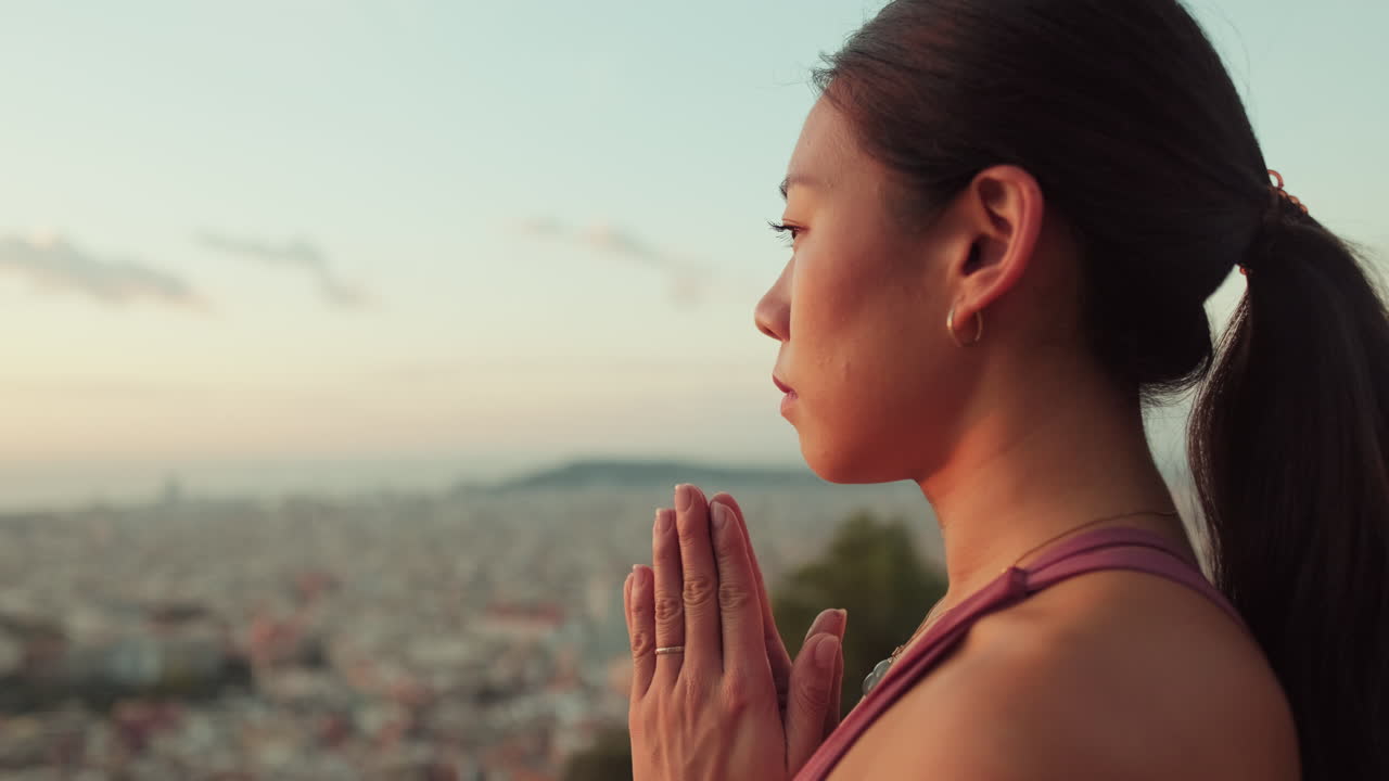 Donna asiatica che medita all'aperto al tramonto