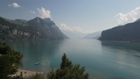 drone volando a lo largo de la ciudad de weesen basado cerca de la orilla del lago walensee, suiza