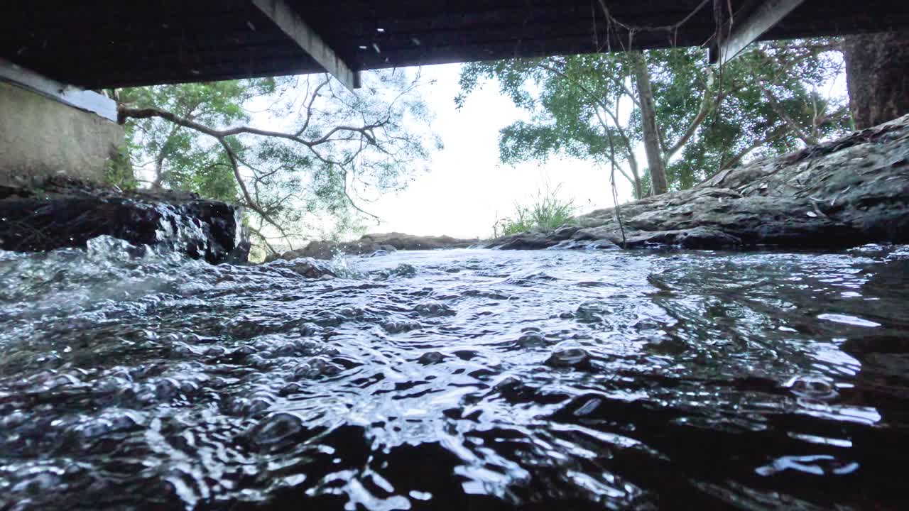 자연에서 다리 에서 흐르는 물