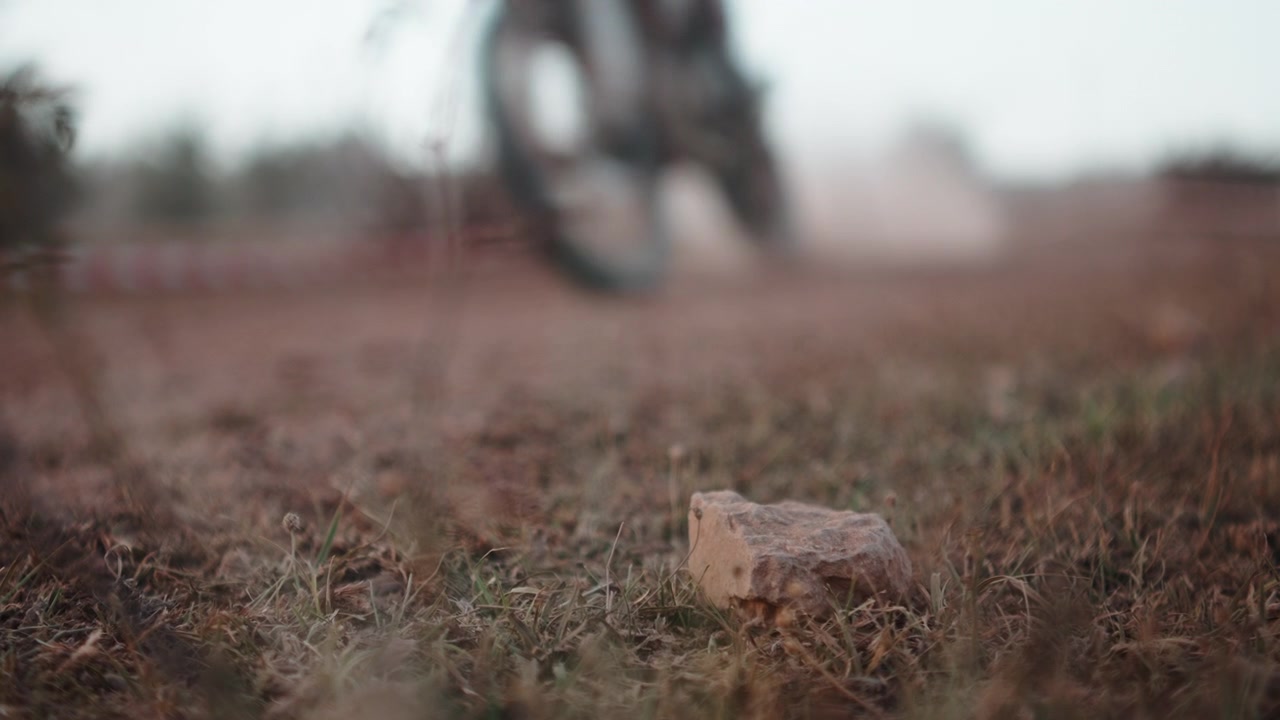 Motocross su pista sterrata polverosa