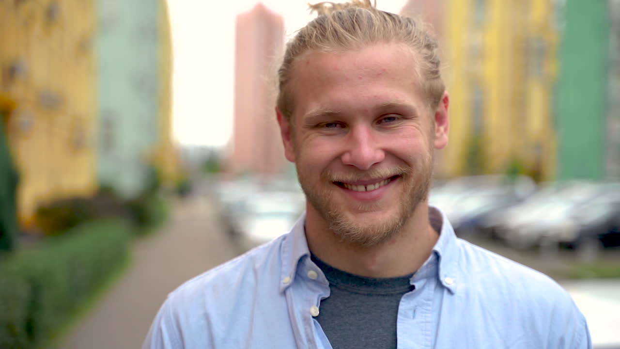 hombres de negocios sentados a la mesa en la oficina y haciendo un trato dándose la mano de buen humor