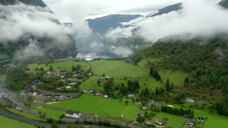 Brote-Revelador-De-Noruega---Flam---Aurlandsfjord