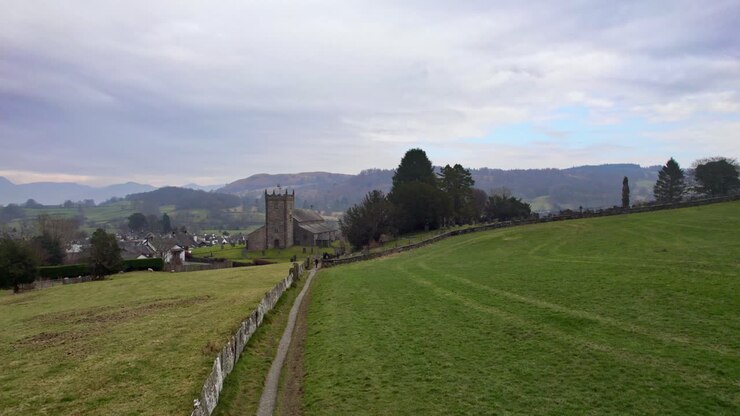 Filmato aereo con drone del villaggio storico di Hawkshead, un'antica città nel Lake District, Cumbria