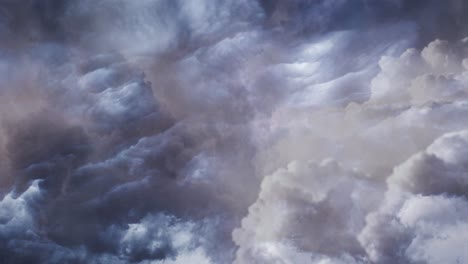 un relámpago dentro de una nube cumulonimbus, tormenta de 4k