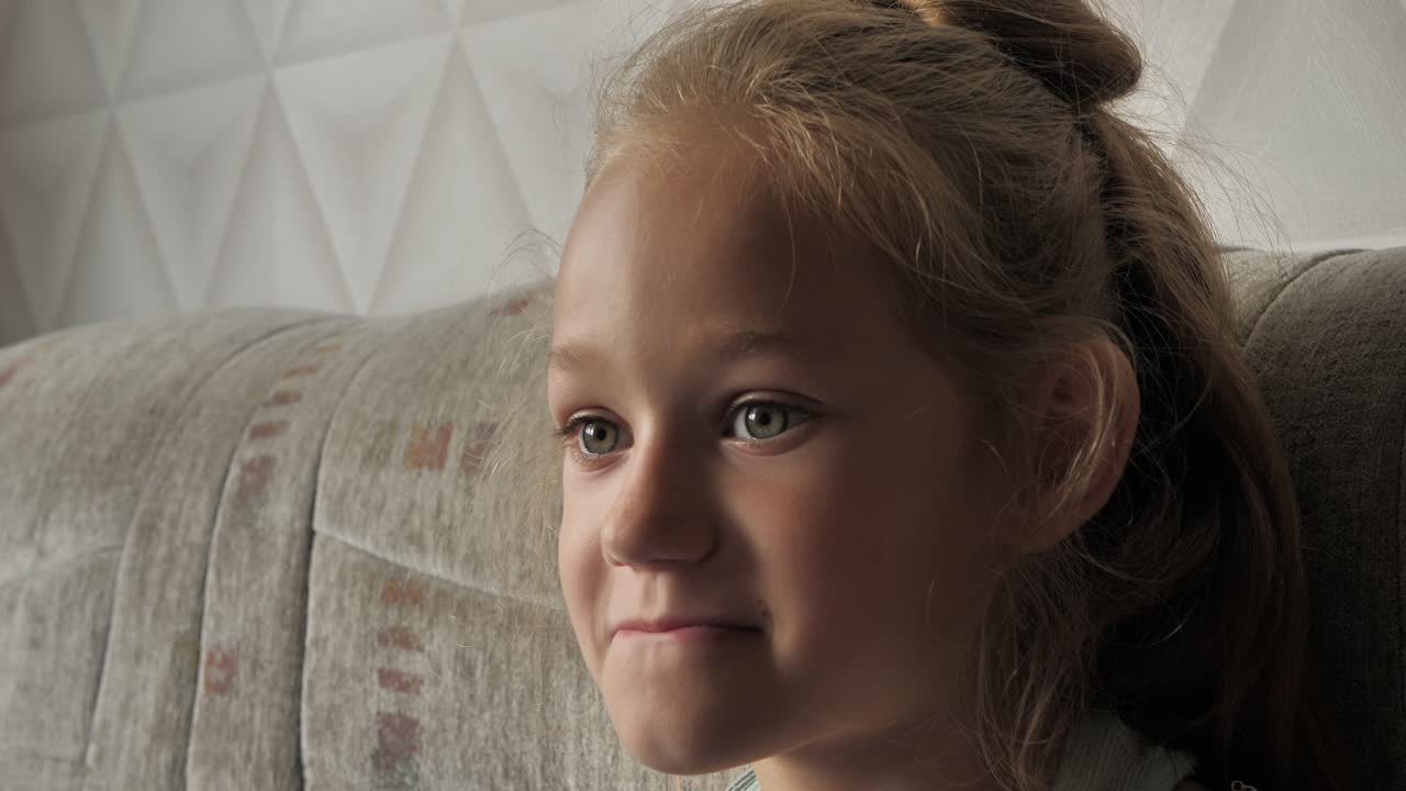 маленькая девочка с красивыми глазами.