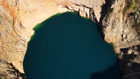 Volando-Sobre-El-Lago-Rojo-Que-Contiene-Un-Lago-Kárstico-Cerca-De-Imotski,-Croacia